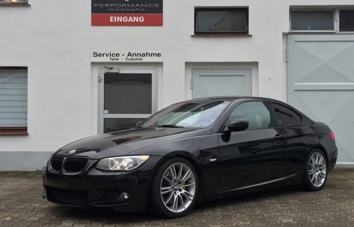 BMW 325d
Leistungssteigerung Stage 2 von 204PS/430NM auf 286PS/580NM,
V-Max Aufhebung, diverse Codierungen,Fahrwerk KW V1,
Spurplatten vorn & hinten, Bremsanlage, BMW Performance Diffuser & Spoiler,größerer Ladeluftkühler, KN Sportluftfilter