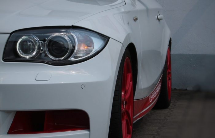 BMW 135i
Leistungssteigerung Stage 5 von 306PS/400NM auf 570PS/800NM, Tieferlegung, geänderte Abgasanlage, Akzente durch Folie und Lack